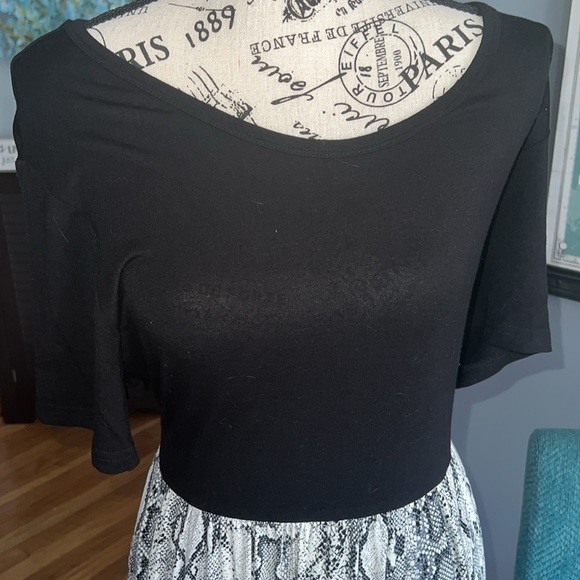 Women’s Maxi Dress - Picture 3 of 6